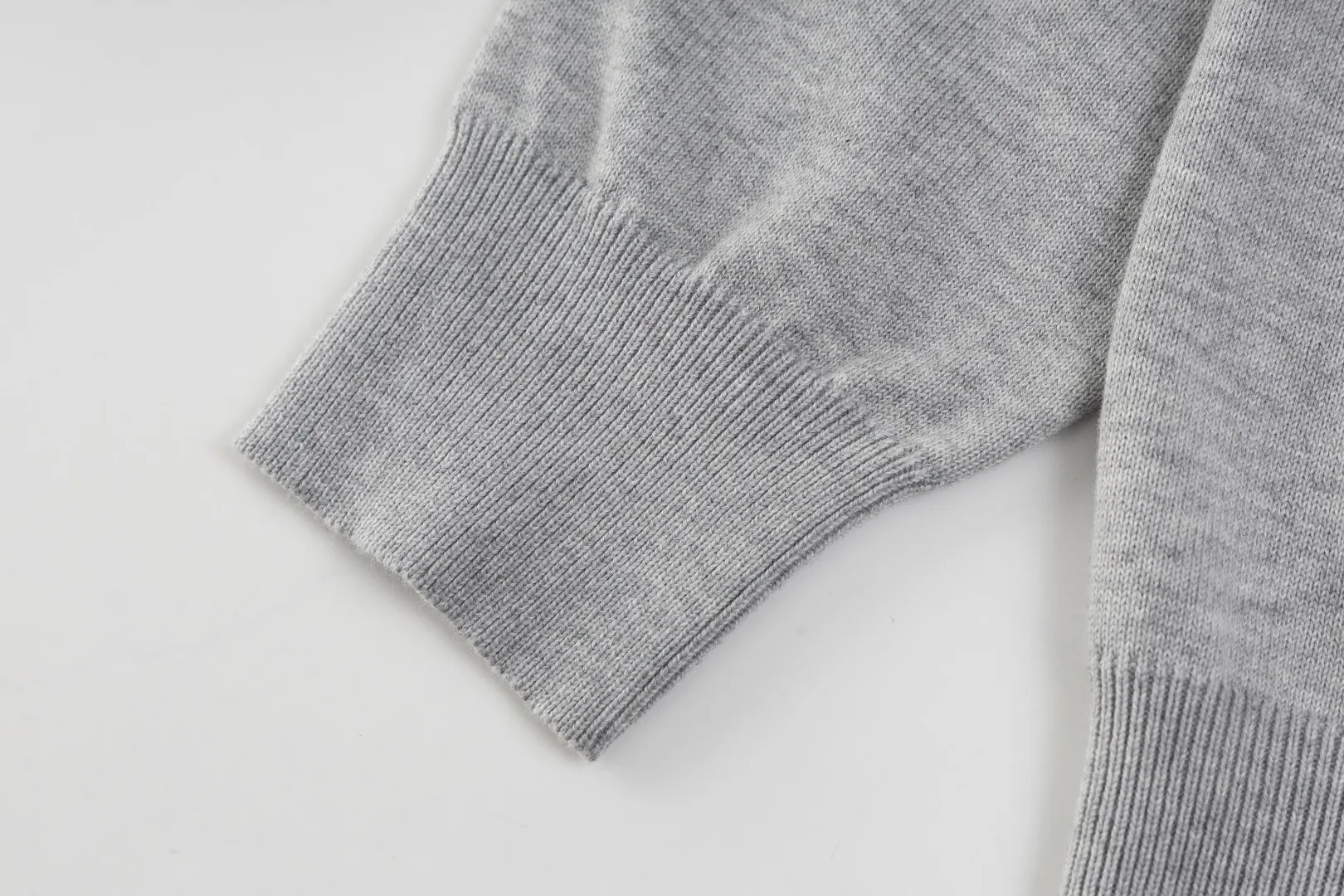 P206 #R80 Ralph Lauren Knitted Pony Embroidered Round Neck Pullover Sweater Official Website Synchronized Same Style for Men and Women Sizes: S-XL Color: White Blue Khaki Army Green Dark Gray Gray Navy Red Label Navy Blue White Label Black White Label Black Red Label Classic Cotton Yarn 100% White Cotton High Quality Goods Classic styles have always been popular! The workmanship details are very good! The simple round neck pullover sweater is always the standard, with classic brand embroidery on the chest! All major stars have the same style! Best for couples. High quality goods! Xinjiang cotton micro-elastic and smooth fabric has excellent quality. Pure cotton is soft and skin-friendly. Size: S M L